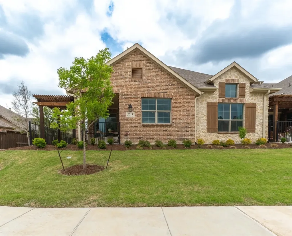 3914 White Clover Ln